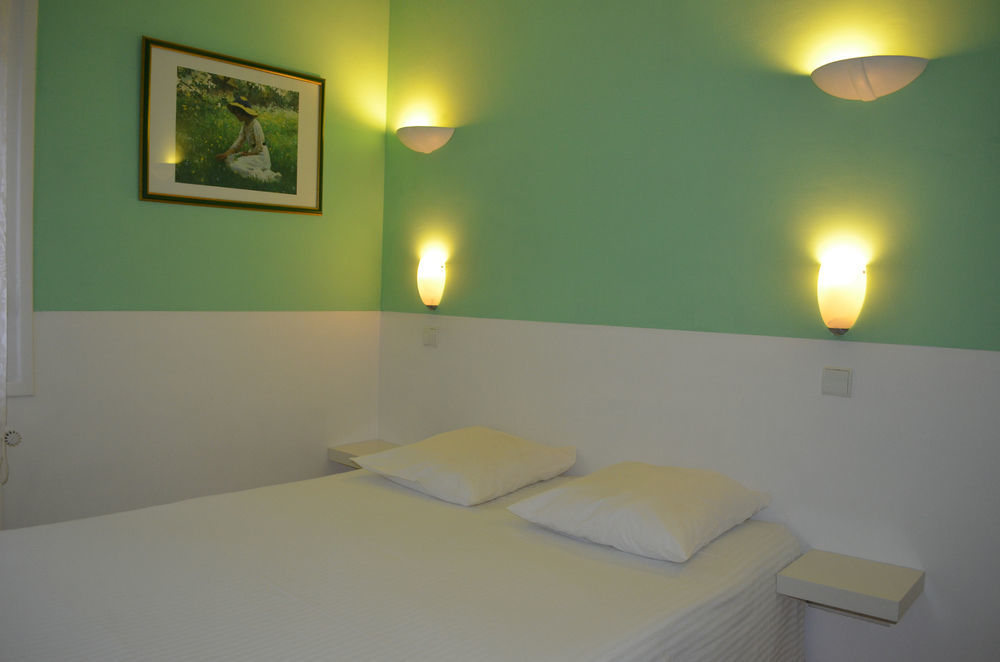 Hotel Lac Et Foret Saint-André-les-Alpes Екстериор снимка