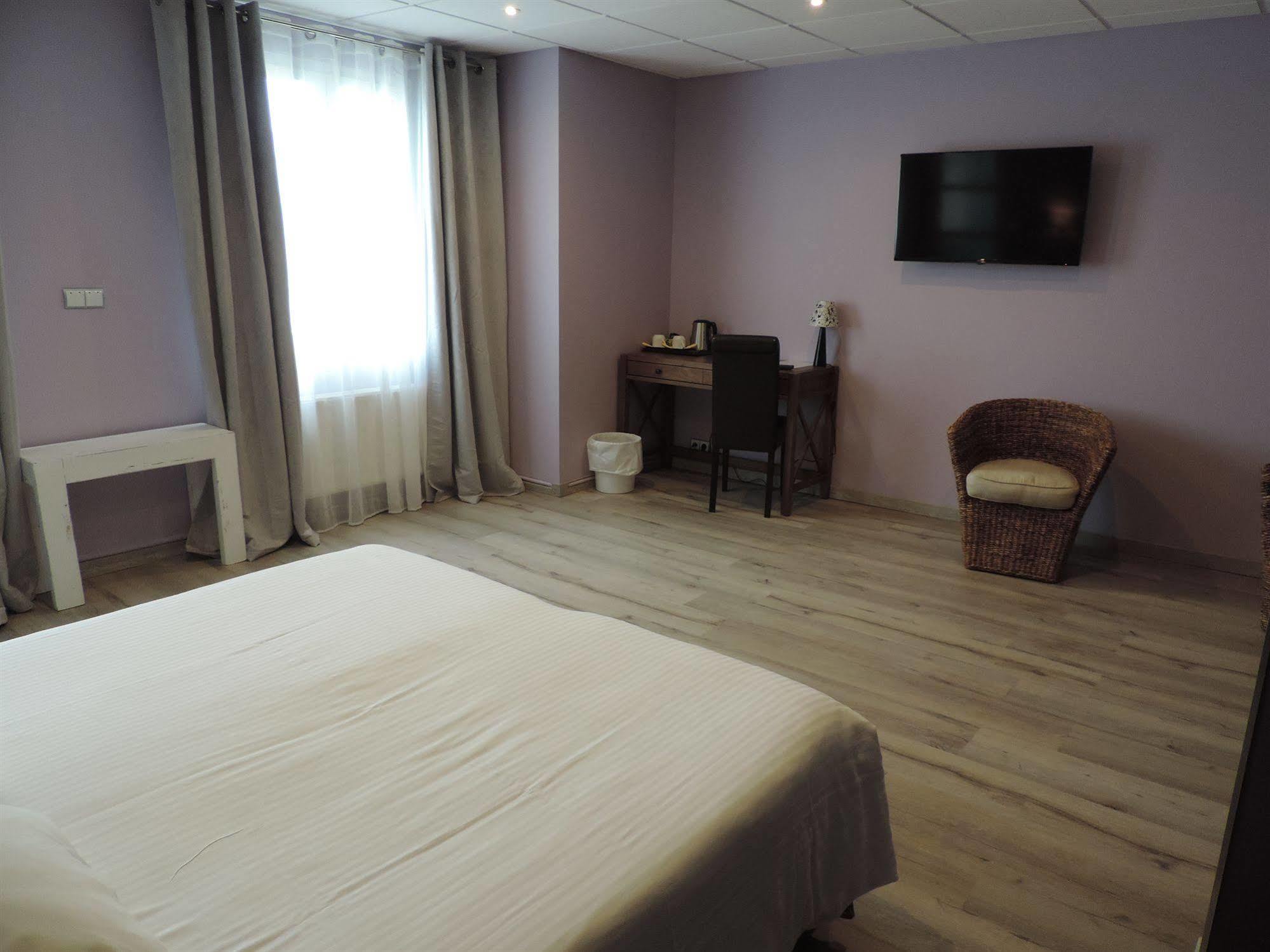 Hotel Lac Et Foret Saint-André-les-Alpes Екстериор снимка