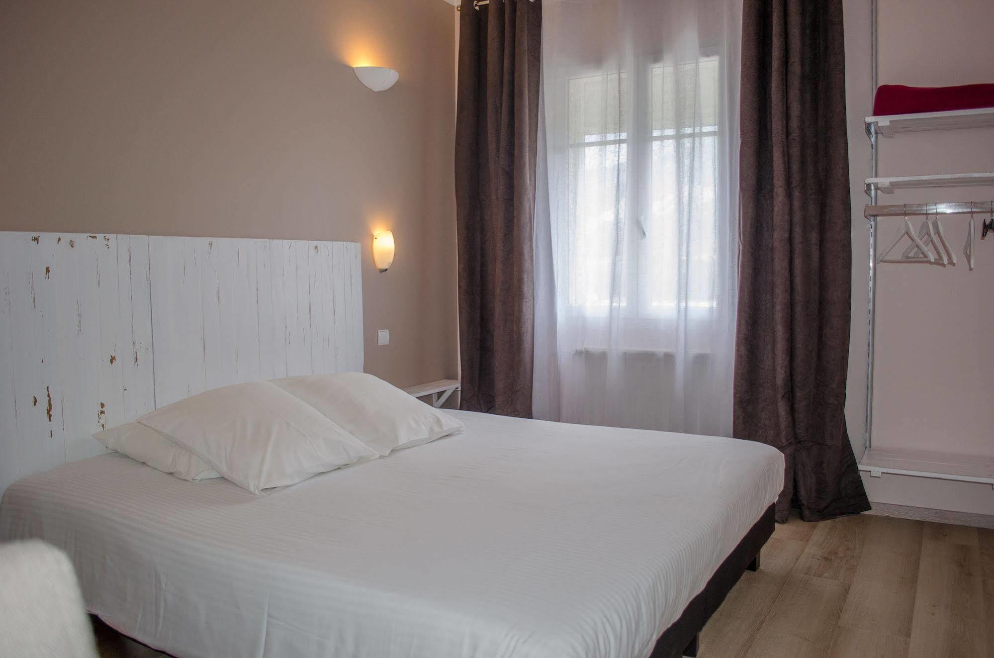 Hotel Lac Et Foret Saint-André-les-Alpes Екстериор снимка